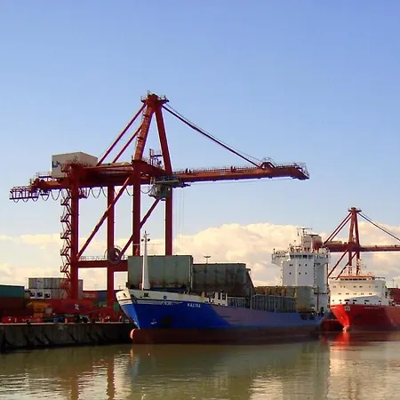 Estudio Loft En El Centro 3 O 4 Personas Cama Doble Y Sofa Cama Check In A Partir De 15 Y 30 Min Pm , Check Out Hasta 12 H Con Wifi Piscina Impresionante Con Tumbonas Y Bar Abierto De 12 A 20 Pm Parking Gratuito Muy Cercano