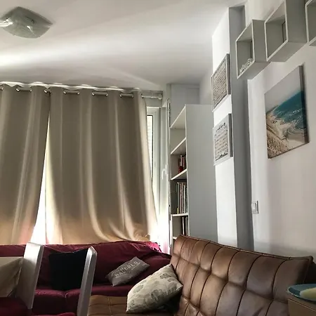 Estudio Loft En El Centro 3 O 4 Personas Cama Doble Y Sofa Cama Check In A Partir De 15 Y 30 Min Pm , Check Out Hasta 12 H Con Wifi Piscina Impresionante Con Tumbonas Y Bar Abierto De 12 A 20 Pm Parking Gratuito Muy Cercano * Torremolinos