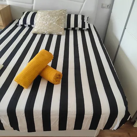 Estudio Loft En El Centro 3 O 4 Personas Cama Doble Y Sofa Cama Check In A Partir De 15 Y 30 Min Pm , Check Out Hasta 12 H Con Wifi Piscina Impresionante Con Tumbonas Y Bar Abierto De 12 A 20 Pm Apartment