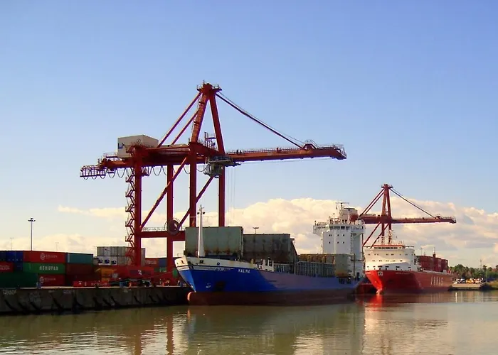 Estudio Loft En El Centro 4 Personas Cama Doble Y Sofa Nuevo De Cama Doble Check In A Partir De 15 Pm O Antes Si Estuviera Libre Con Wifi Grandes Ventanales